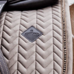 Kentucky Velvet Pearls Jump Saddle Pad Beige 6 Kentucky Velvet Pearls Jump Saddle Pad Beige -Equestrian Supplies 485a2443 564c22e810080218547dfa1c1093aa08 article photobook l
