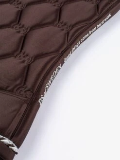 PS Of Sweden Signature Jump Saddle Pad Coffee -Equestrian Supplies Signature Coffee Quote 9890 1500x2000 de11f68b ef55 46e0 8533 1a1b7ba8cd33