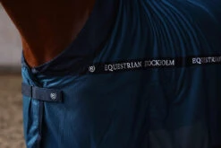 Equestrian Stockholm Cooler Rug Blue Meadow 8 Equestrian Stockholm Cooler Rug Blue Meadow -Equestrian Supplies blue meadow cooler rug svettacke schweibdecke zweetdeken on1 1