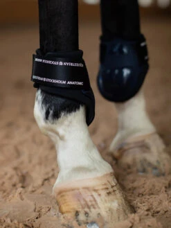 Equestrian Stockholm Anatomic Fetlock Boots Modern Tech Navy 6 Equestrian Stockholm Anatomic Fetlock Boots Modern Tech Navy -Equestrian Supplies modern tech navy fetlock boots bakskydd heckschutz kogelbeschermers on1